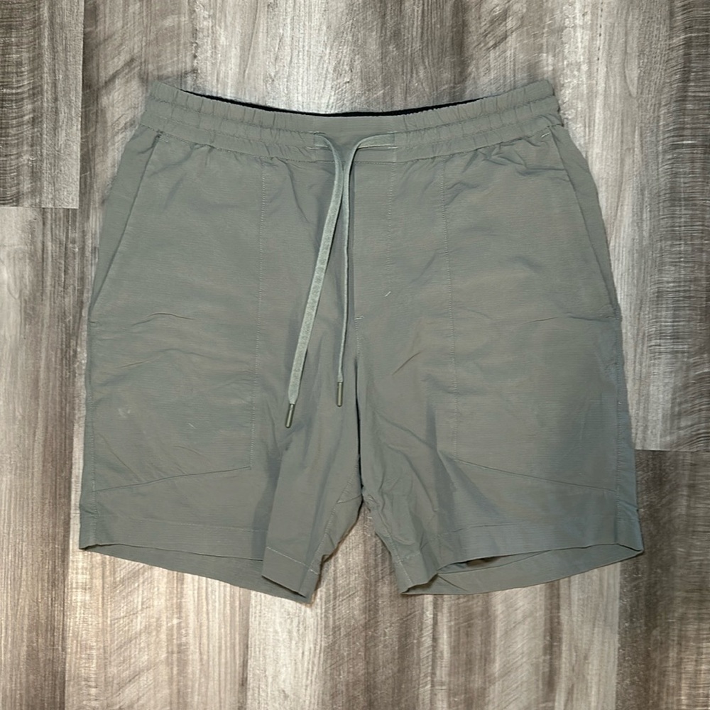 Lululemon Bowline 8” Shorts - Medium